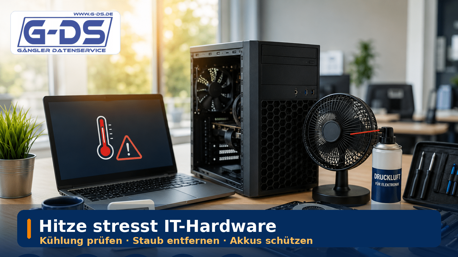 Fotorealistisches Artikelbild mit Notebook, geöffnetem PC, Lüfter, Temperaturanzeige und Staub in einem warmen Büro; Hinweis auf Hitze, Kühlung und Reinigung von IT-Hardware durch G-DS.